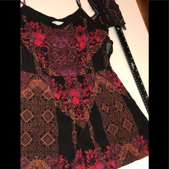 Kendall & Kylie small red & black floral cold shoulder romper ties at shoulder - Picture 3 of 11
